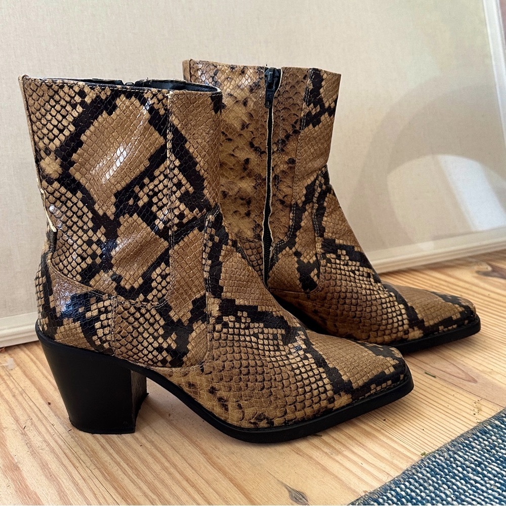 Like new - Zara leather snake skin effect boots